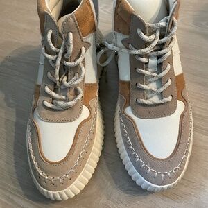 Dolce Vita Leather Sneakers brand new size 6